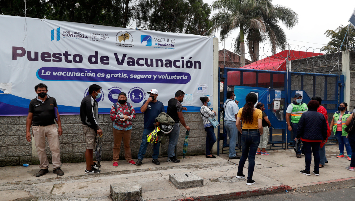 En el puesto de vacunación habilitado en el Centro Universitario Metropolitano -CUM-, se observó una larga fila de personas quienes acudieron a inmunizarse contra el coronavirus. En las afueras del lugar, personal de apoyo y por medio de un cartel, se le informaba a las personas que la segunda dosis de la marca SPUTNIK V se aplicará hasta el mes de agosto, según las indicaciones recibidas por parte de las autoridades del Ministerio de Salud. Al rededor del medio día, personal de apoyo comenzó a colocar con un marcador un número, el cuál permitiría tener el control de las personas que buscaban ingresar a este puesto de vacunación. En imagen, personal de apoyo en este centro de vacunación, orientan a las personas sobre el proceso de registro y brinda información sobre la fecha para recibir la segunda dosis de SPUTNIK V, indicaron que será a partir del mes de agosto.