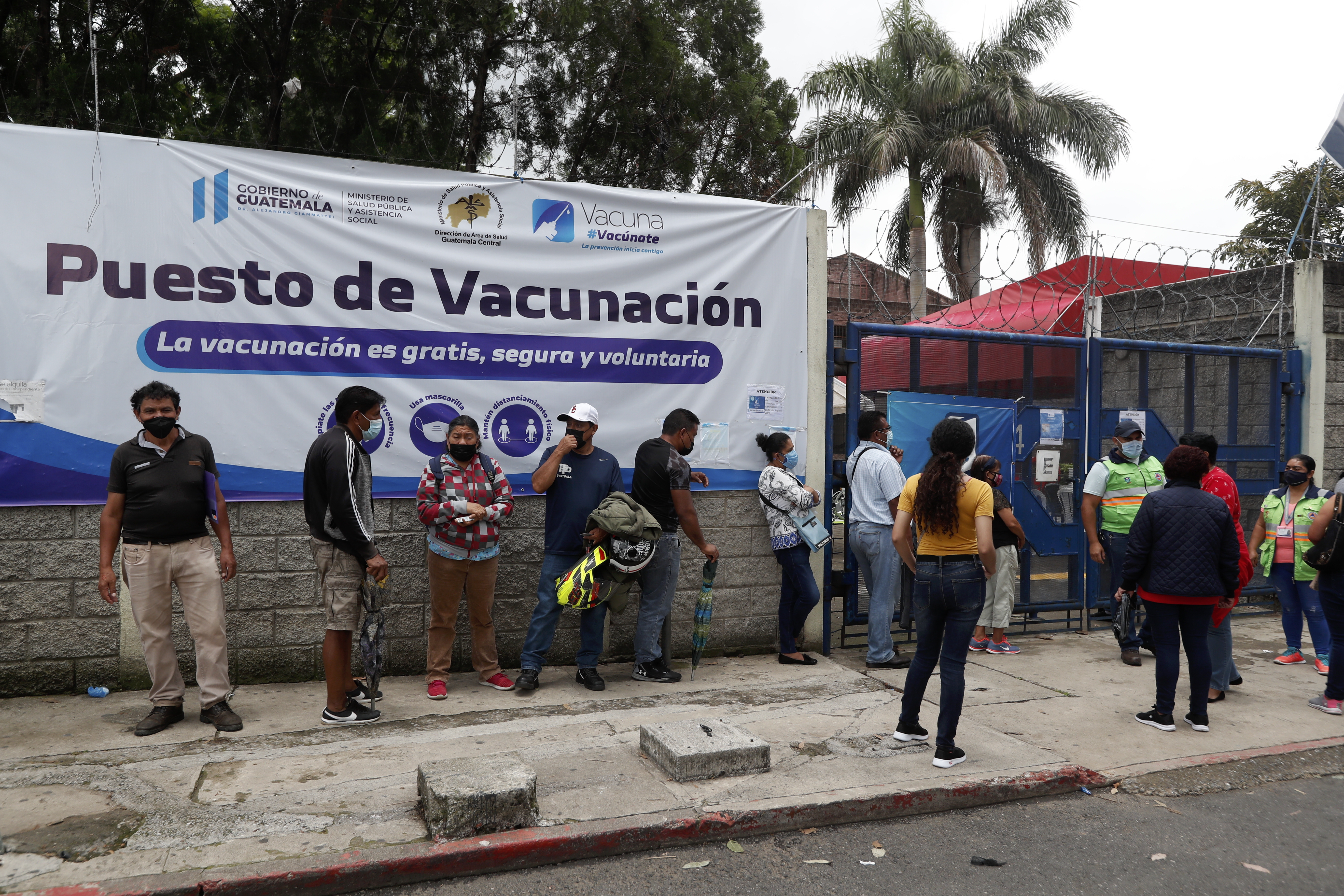 En el puesto de vacunación habilitado en el Centro Universitario Metropolitano -CUM-, se observó una larga fila de personas quienes acudieron a inmunizarse contra el coronavirus. (Foto Prensa Libre: Elmer Vargas)
