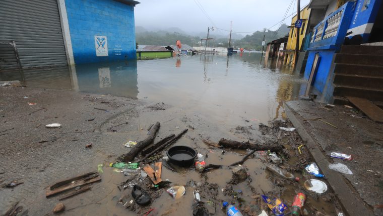 CAMPUR INUNDACIîN. Luego del paso de las tormentas Eta e Iota, varias comunidades del pas se vieron afectadas con inundaciones o deslaves. Una de esas comunidades fue Campur, aldea perteneciente al municipio de San Pedro Carch en el departamento de Cobn. La aldea qued completamente inundada y ms de 500 viviendas se encuentran bajo el agua. Se realiz una visita 3 semanas despus de las tormentas para ver su situacin actual y se confirm que el agua no ha descendido de nivel, ms bien, se ha incrementado. En la imagen, ingreso a la aldea Campur donde se observa la cantidad de agua sobre la misma. Se divisan algunos techos de viviendas que sobre salen del agua. Los lugareos para poder ir las comunidades del Ztzi y Setaa, utilizan embarcaciones. Juan Diego Gonzlez. 081220