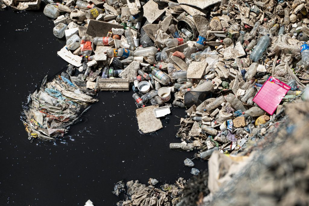 Contaminación de plásticos en el río Las Vacas.
