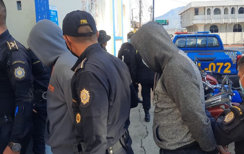 Los dos agentes de la PNC capturados en Jalapa estaban de descanso. (Foto Prensa Libre: PNC) 