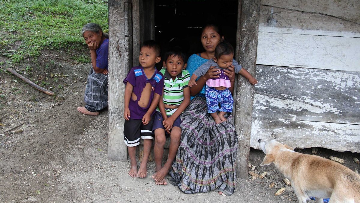 Más del 50% de la población de Alta Verapaz vive en pobreza extrema. Una familia en una área rural de Raxruhá. (Foto Prensa Libre: Hemeroteca PL)