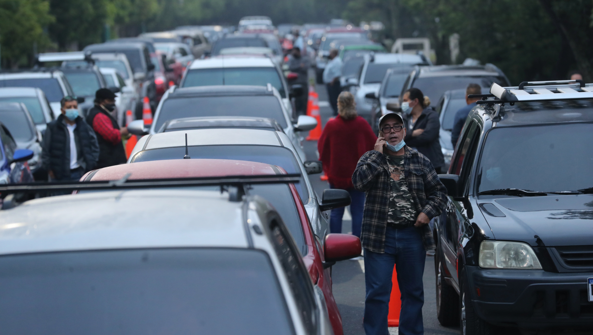 Guatemaltecos acuden a temprana hora al centro de vacunacin ubicado en la Universidad de San Carlos por temor a quedarse sin vacuna contra el covid-19. Fotografa. Erick Avila: 1006/2021