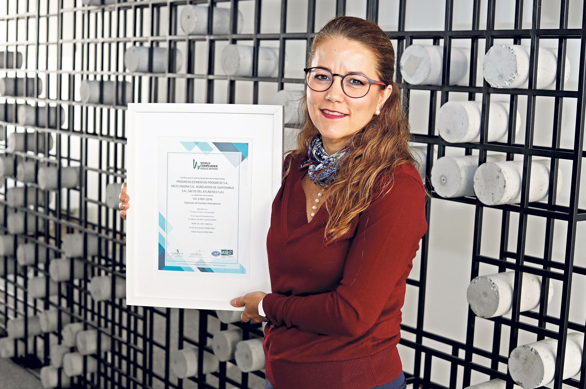 Christie Ippisch, oficial de cumplimiento de Progreso, sostiene el diploma de certificación entregado por la World Compliance Association (WCA) Capítulo Guatemala, en su cumplimiento del Sistema de Gestión Antisoborno.