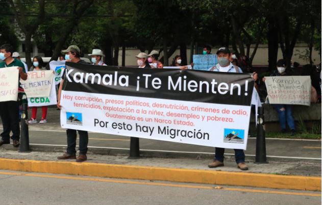Manifestantes frente a la Embajada de Estados Unidos por visita de Kamala Harris. (Foto Prensa Libre: Elmer Vargas)