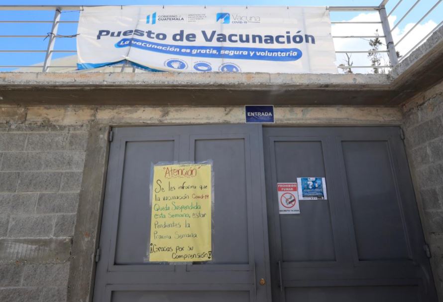 Centro de vacunación en el Paseo de los Campeones, en Mixco. (Foto Prensa Libre: Elmer Vargas)