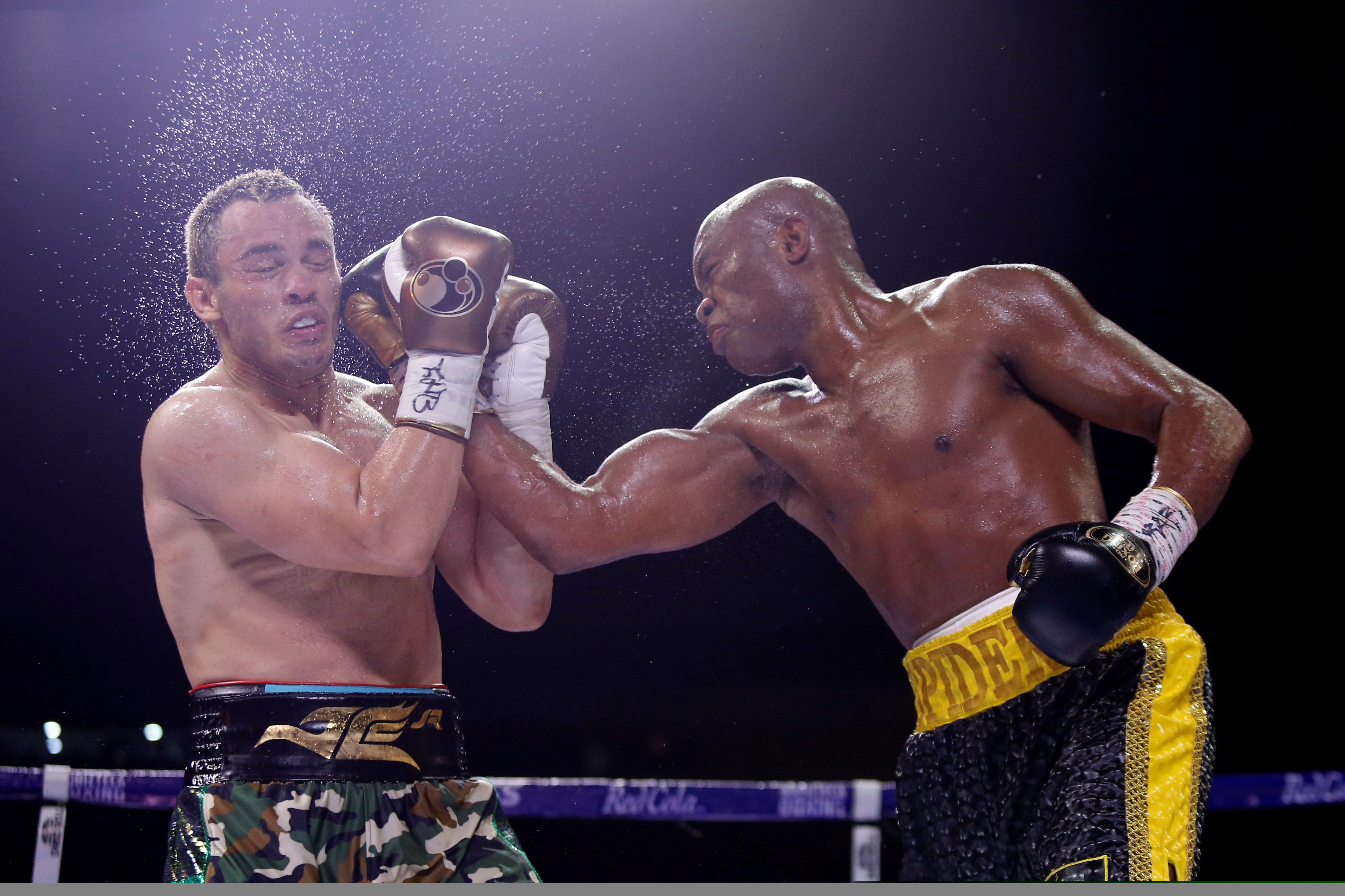 El boxeador mexicano Julio César Chávez Jr justifica la derrota contra Anderson Silva