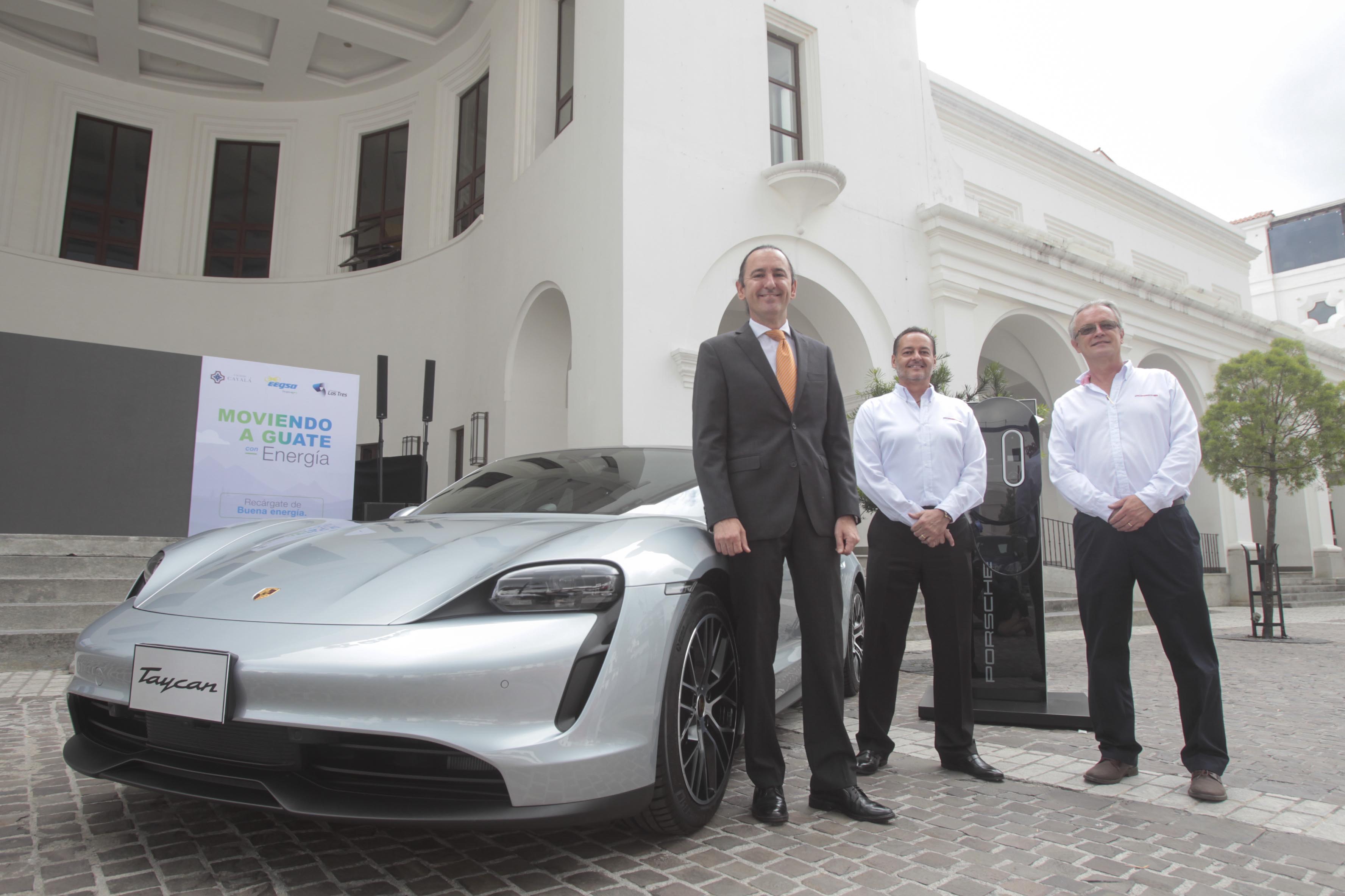 Grupo Los Tres mostró el nuevo auto eléctrico Porsche Taycan, que da una autonomía de  hasta 400 kilómetros. Foto Prensa Libre: Norvin Mendoza.