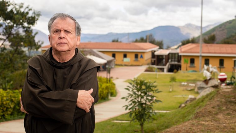 FRAY GUILLERMO BONILLA. El fraile franciscano, Guillermo Bonilla, brindó una entrevista para la sección D Frente de la Revista D de Prensa Libre. Costarricense de nacimiento pero se siente muy chapín, tuvo una juventud algo agitada donde por momentos dice haber sido 