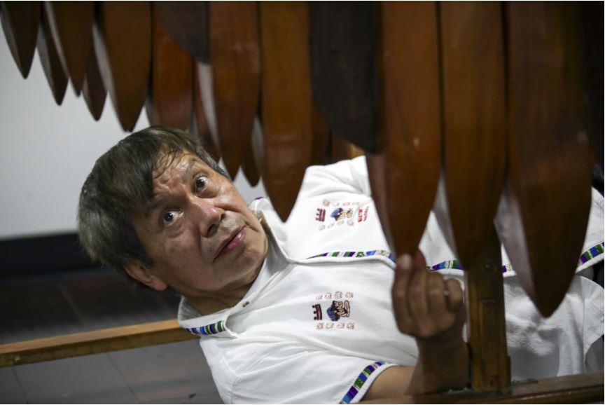 Rosauro Esteban Chonay fue el encargado de reconstruir la marimba "Mi Guatemala" del consultado de Guatemala en Los Ángeles, EE. UU. (Foto Prensa Libre: LA Times).