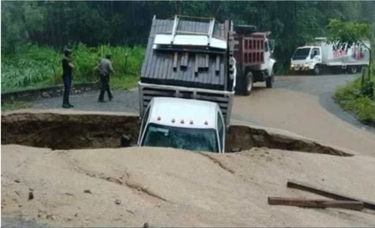 Qué se sabe de la fotografía viral de una camioneta que cayó en un socavón en México
