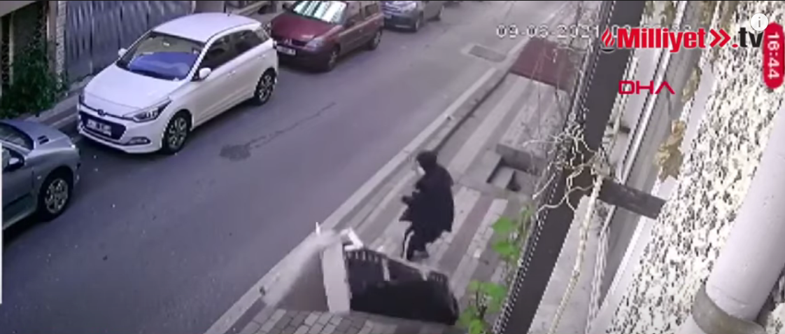 Video: una mujer se salva de que le cayera un sofá que su vecino lanzó por la ventana