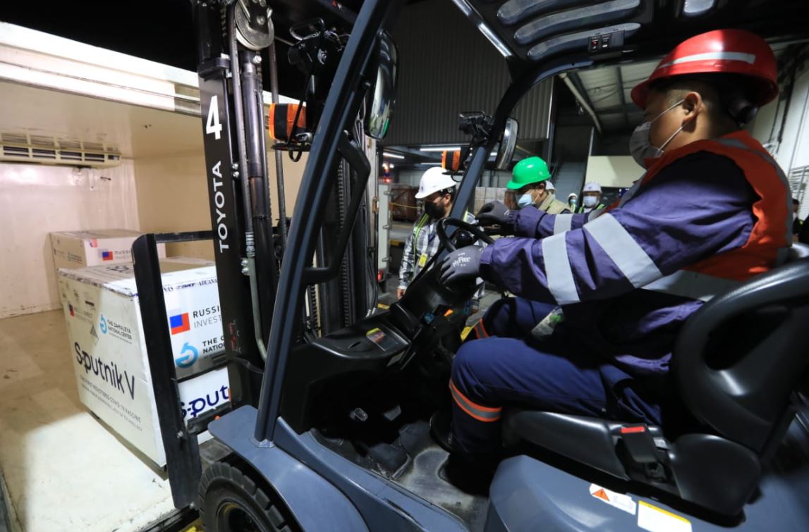 Rusia envió otras 50 mil dosis de vacuna Sputnik V a Guatemala y con eso ya suman 150 mil las que ha recibido el país. (Foto Prensa Libre: Byron García)