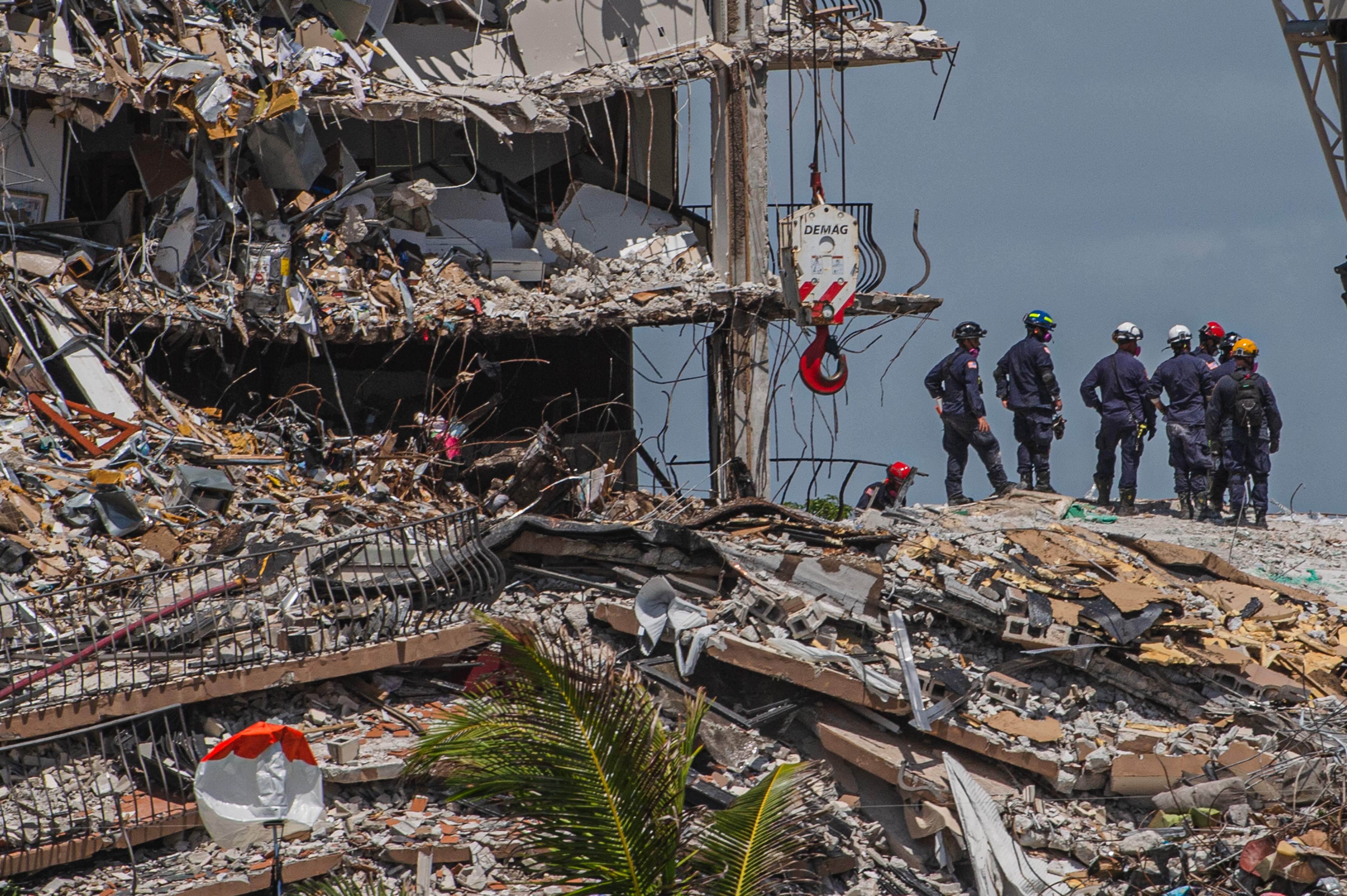 Un edificio de apartamentos colapsó en Miami-Dade, Estados Unidos. (Foto Prensa Libre: AFP)