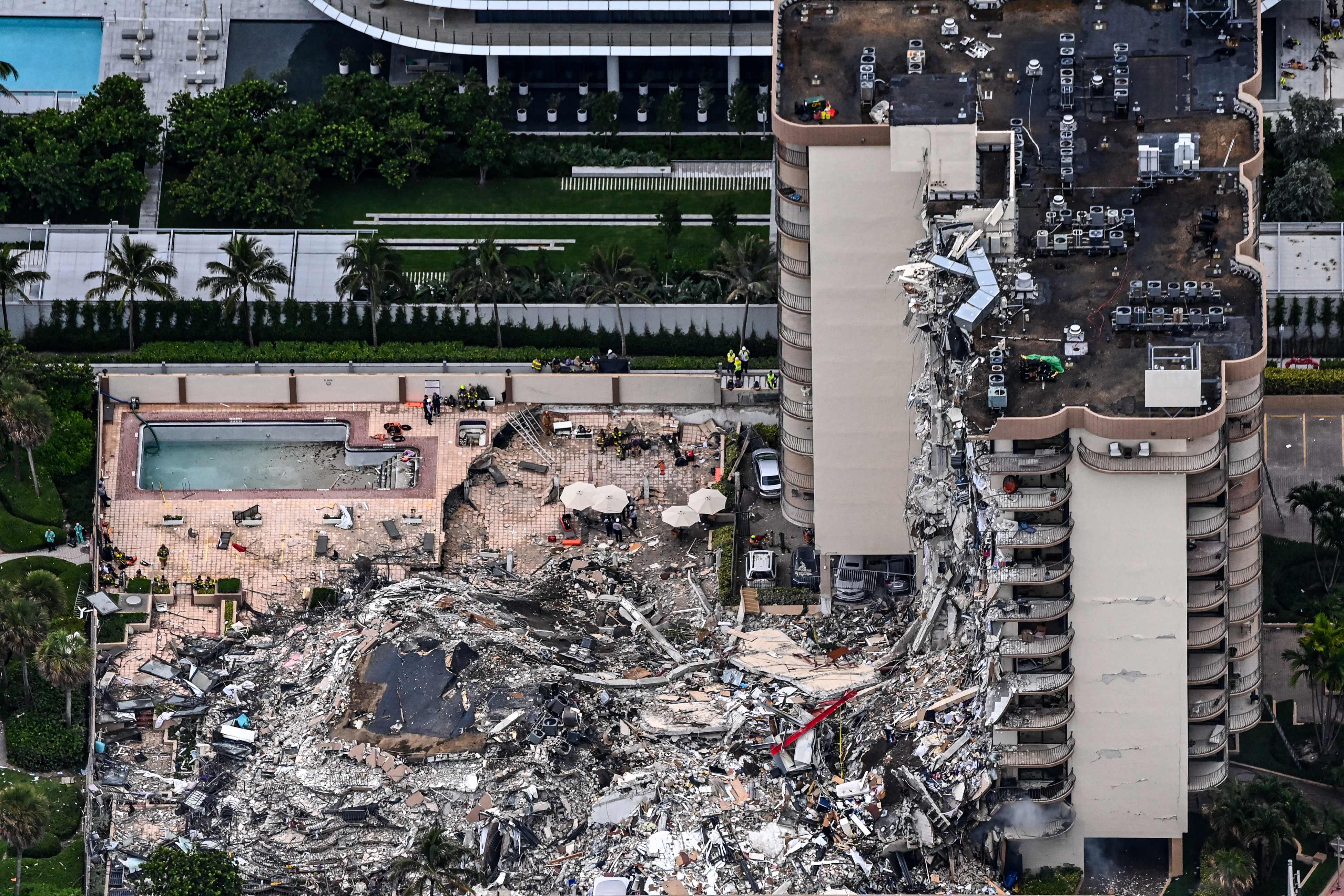 Expertos investigan las causas del derrumbe del Champlain Towers de Miami. (Foto Prensa Libre: AFP)