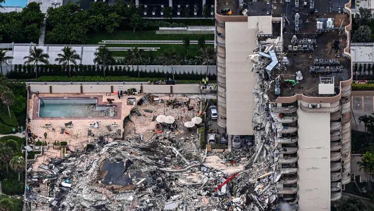 Expertos investigan las causas del derrumbe del Champlain Towers de Miami. (Foto Prensa Libre: AFP)