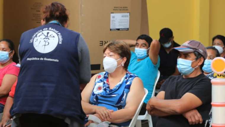 Guatemala continúa con la inmunización de la población ante el covid-19. (Foto Prensa Libre: Byron García)
