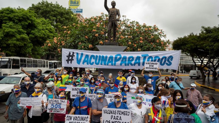 AME1359. CARACAS (VENEZUELA), 28/05/2021.- Un grupo de personas participa en una manifestación para exigir plan de vacunación de covid-19 hoy, en la Plaza José Martí de Caracas (Venezuela). Los venezolanos, cansados de ver como las promesas de vacunación por parte del Gobierno se desvanecen y con la paciencia ya agotada, salieron a la calle este viernes a reclamar un plan de inmunización anticovid y transparencia en un proceso que, por el momento, es desconocido para la mayoría. Plazos incumplidos, cifras irreales, compromisos que acabaron en nada y falta de información veraz son solo algunas de las razones que han llevado a los ciudadanos a implorar, de manera desesperada, la vacuna prometida. EFE/ Rayner Peña