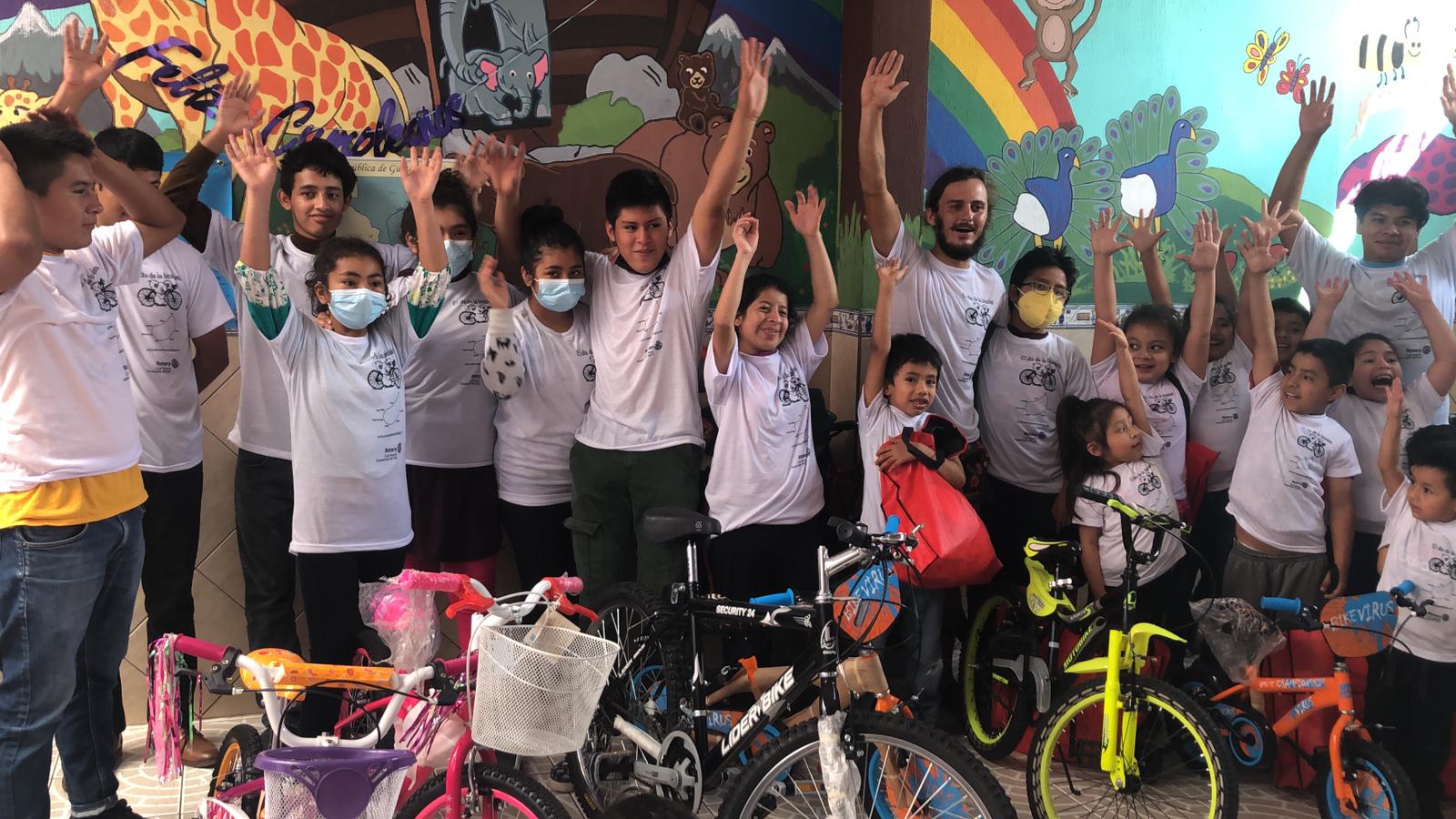 Constant Etahlep comparte su sueño con los niños del mundo.  Aquí regaló bicicletas y detalles a niños guatemaltecos.  (Foto Prensa Libre: cortesía Constant Etahlep)