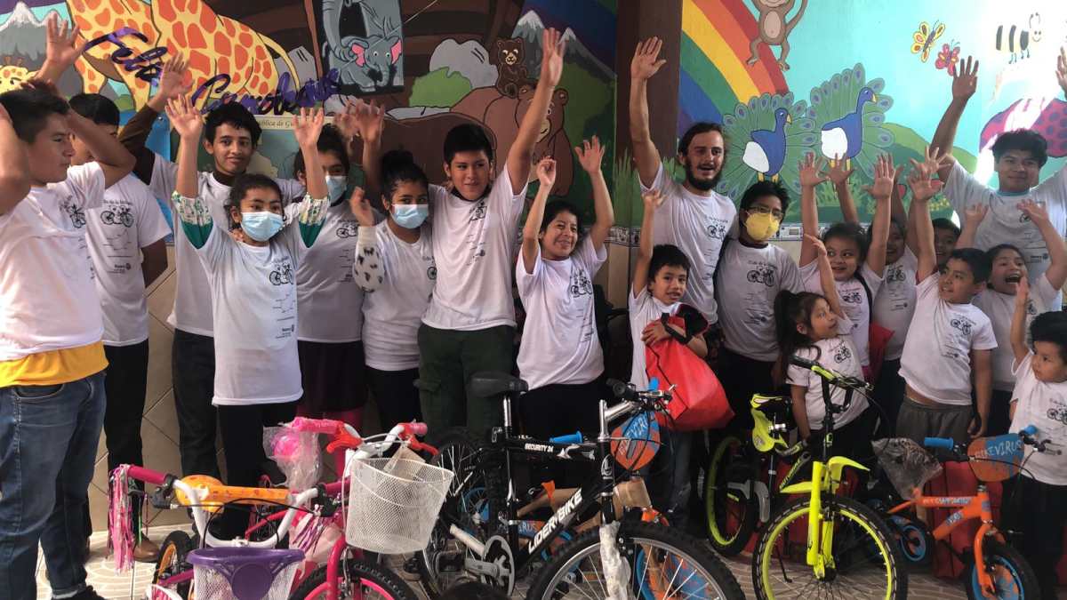 El ciclista francés que pedalea por Guatemala con una misión especial