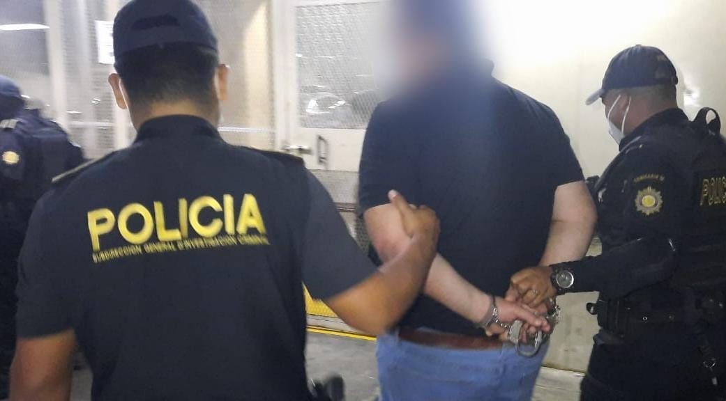Arrestan a trabajador del Renap que habría brindado DPI en forma irregular