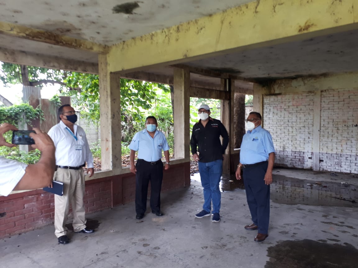 El director del IGM, Stuard Rodríguez, y otros funcionarios inspeccionan el área donde será construido el centro de atención a retornados. en Tecún Umán, San Marcos. (Foto: IGM)