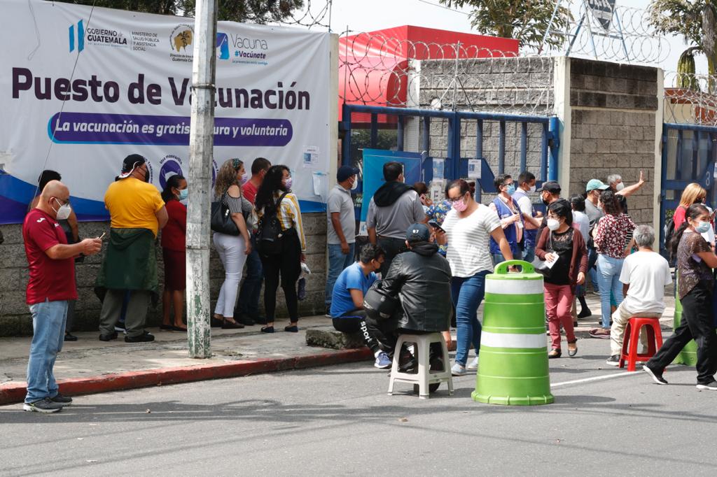A pesar de haberse registrado en el sitio del Ministerio de Salud, una gran cantidad de personas aún no tienen cita confirmada. (Foto Prensa Libre: Elmer Vargas)