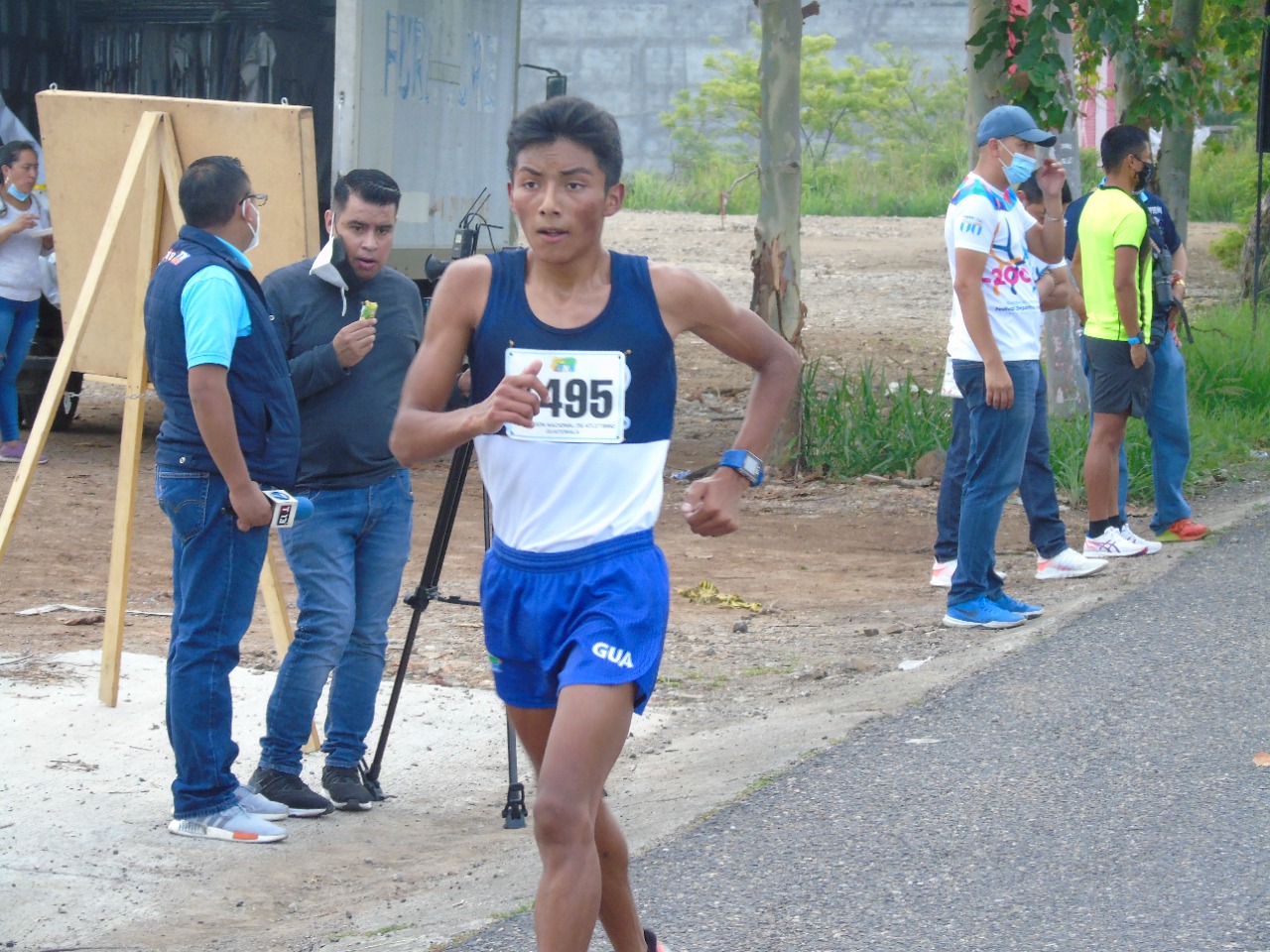 Pedro López, de Guatemala, durante la prueba de los 20 kilómetros caminata durante el CA realizado en Esquipulas. (Foto Federación de Atletismo).