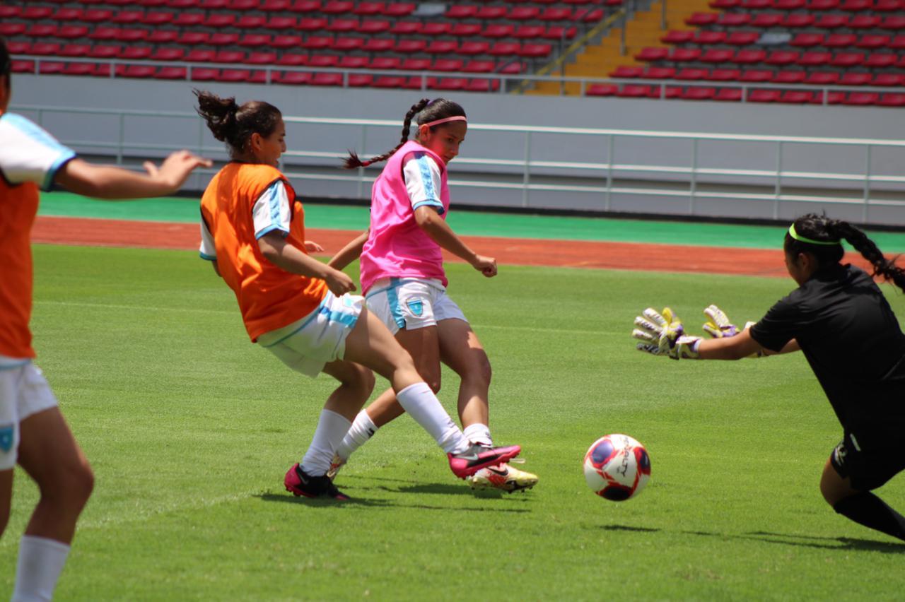 La Selección de Guatemala entrenó este sábado en el Estadio Nacional de Costa Rica para el amistoso de este domingo. (Foto Fedefut).