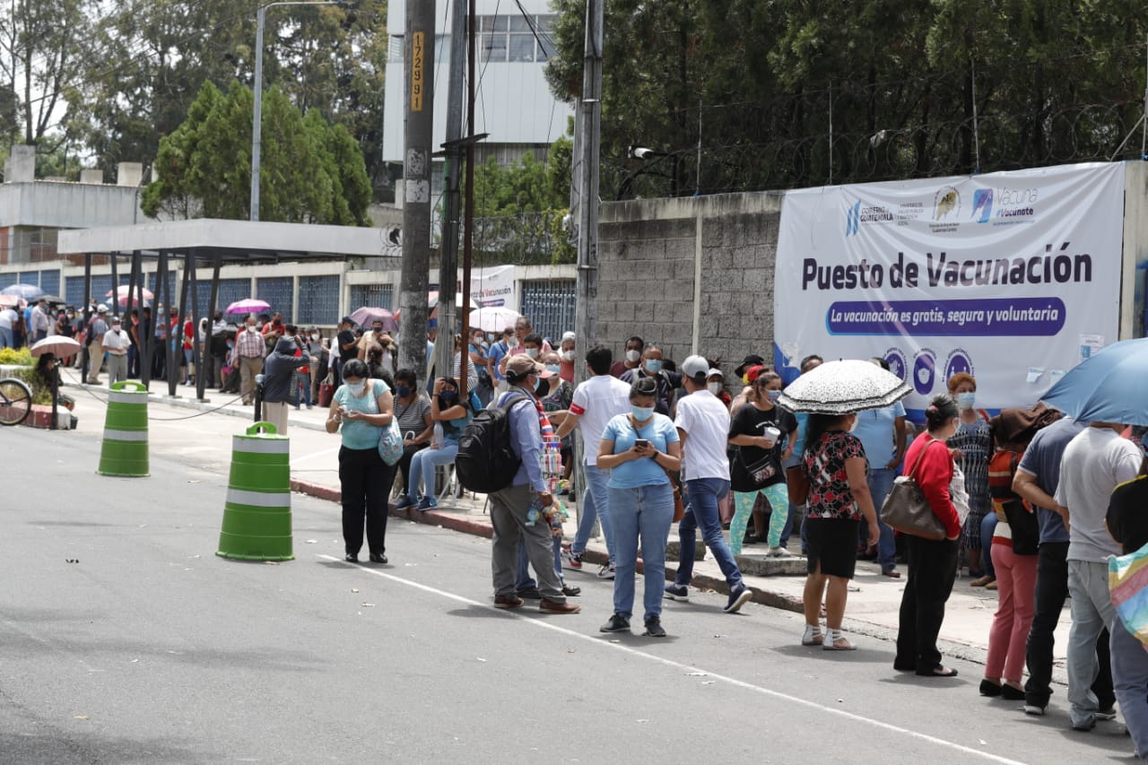 Cientos de guatemaltecos aguardan afuera del Centro de Vacunación del CUM con la esperanza de recibir una dosis de la vacuna. (Foto Prensa Libre: Esbin García)