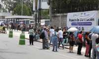 Cientos de guatemaltecos aguardan afuera del Centro de Vacunación del CUM con la esperanza de recibir una dosis de la vacuna. (Foto Prensa Libre: Esbin García)