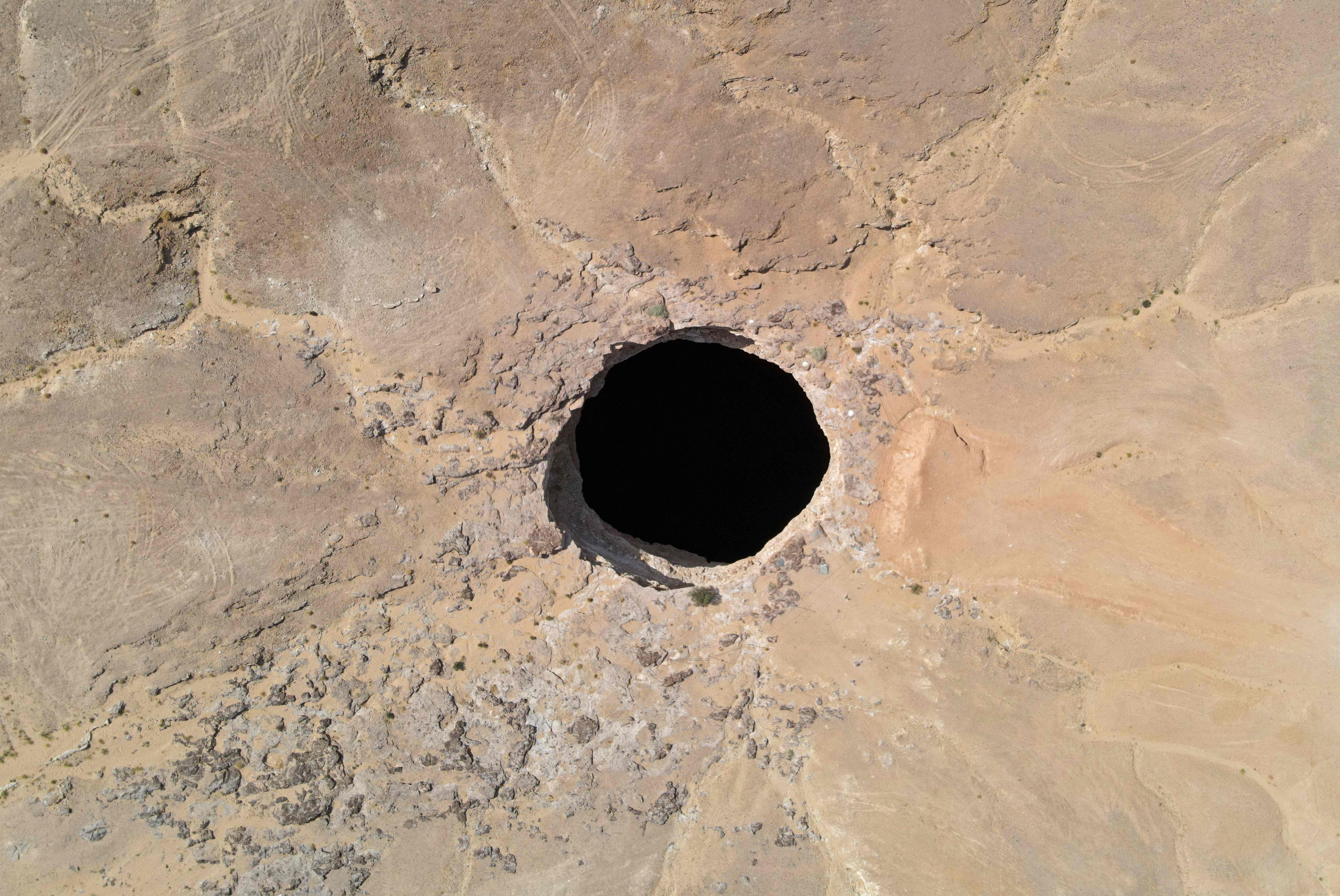 Vista aérea del Pozo de Barhout conocido como el "Pozo del Infierno" en el desierto de la provincia de Al-Mahra en Yemen. (Foto Prensa Libre: AFP)