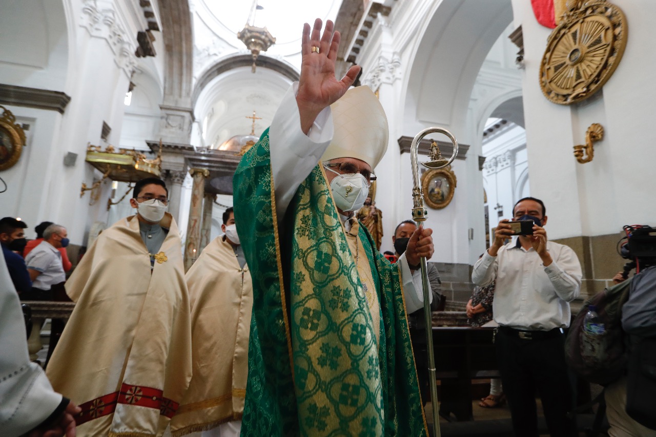 Cardenal Álvaro Ramazzini saluda a los feligreses en Catedral. (Foto Prensa Libre: Esbin García)