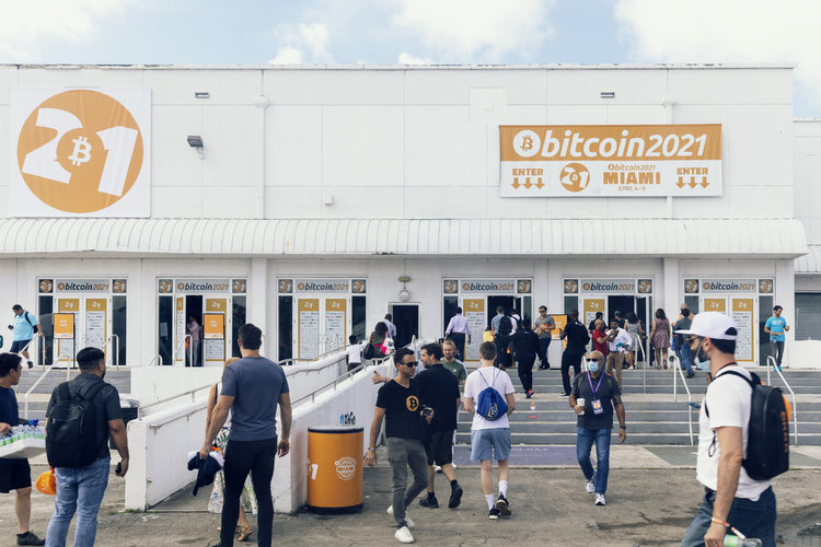 Gente fuera de Bitcoin 2021 en Miami, el 4 de junio de 2021. (Alfonso Duran/The New York Times).