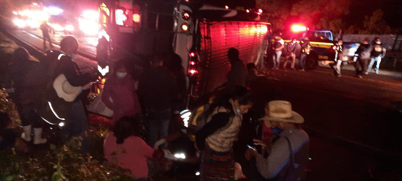 El piloto del autobús perdió el control y volcó en el km 58.5 de la ruta Interamericana, Chimaltenango. (Foto Prensa Libre: @SacStarNews)
