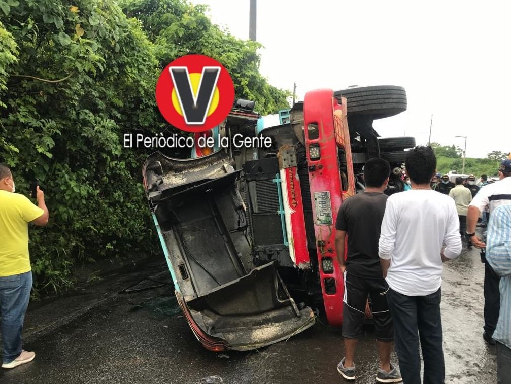 Bus que volcó en Santa Lucía Cotzumalguapa, Escuintla. (Foto Prensa Libre: VISOR GT Suroriente)