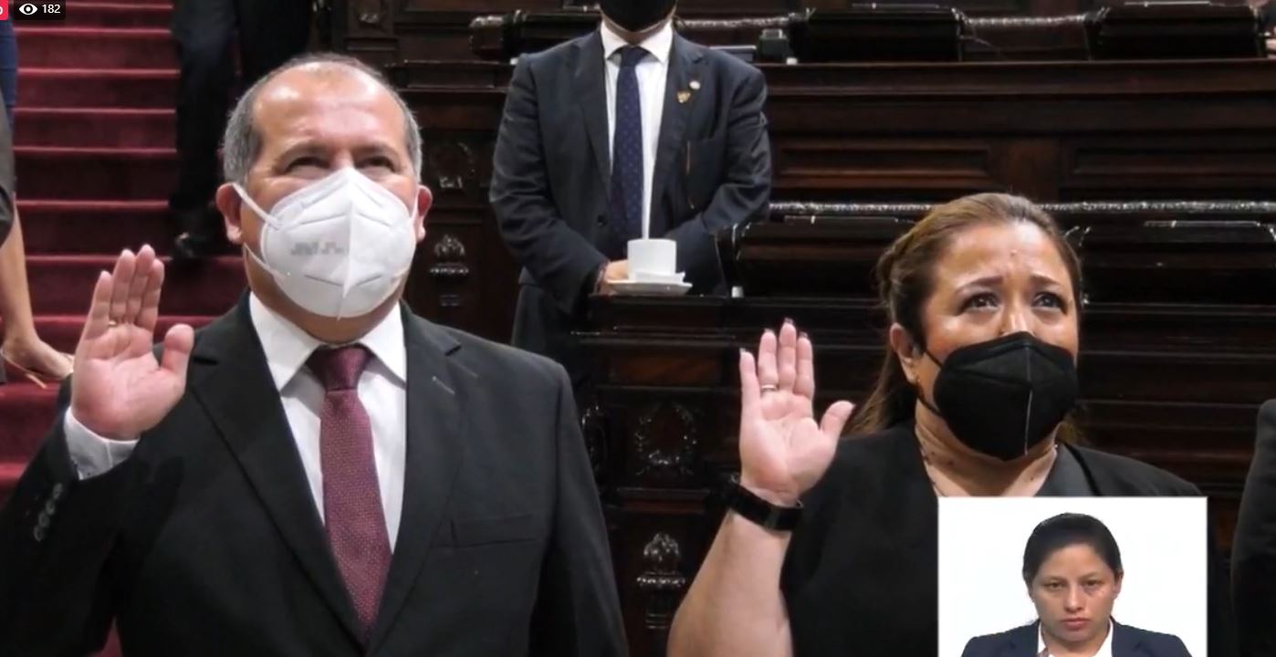 Nester Vásquez y Claudia Paniagua son juramentados en el Congreso. 