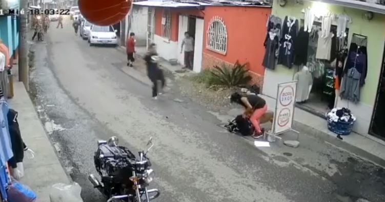 Video: captan el brutal ataque de un perro que se salió de vivienda contra un niño en Mixco
