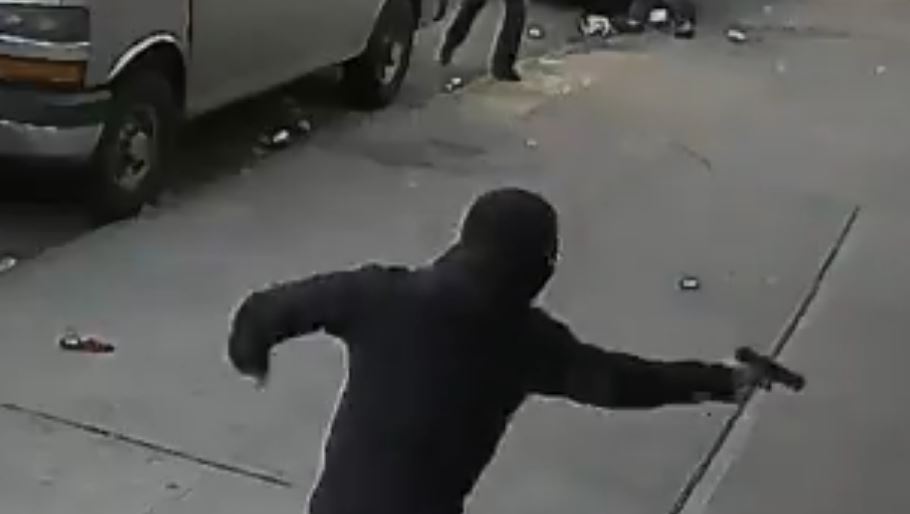 La Policía de Nueva York busca al sujeto que disparó frente a menores. (Foto Prensa Libre: Twitter)