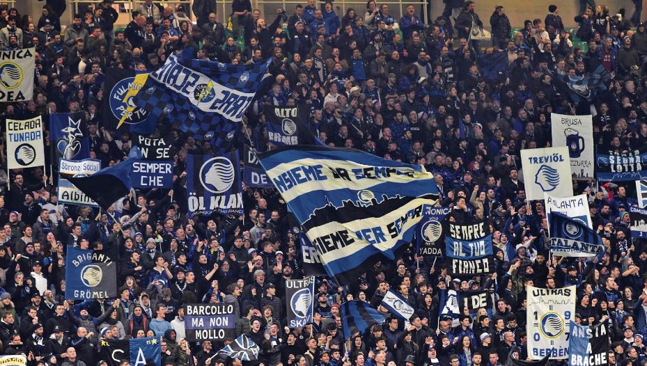 Aficionados del Atalanta en el duelo frente al Valencia, en febrero del 2020. (Foto Prensa Libre: Hemeroteca PL)