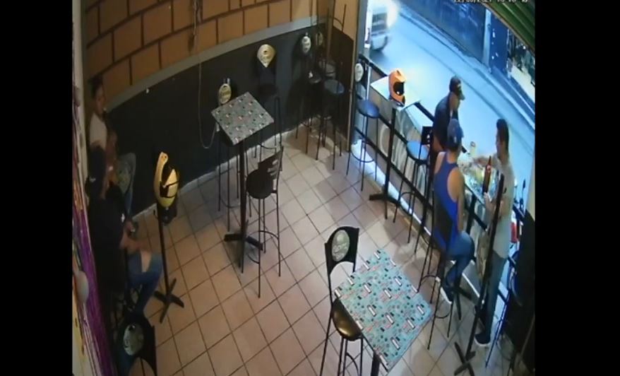 Filtran video de ataque armado en un restaurante que deja un muerto y dos heridos. (Foto Prensa Libre: YouTube)