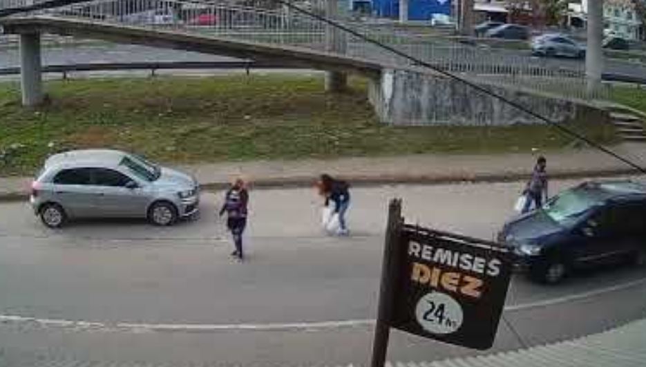 Cámaras de seguridad registran el momento que atropellan a una mujer con su bebé en brazos. (Foto Prensa Libre: YouTube/
letras de Garin)