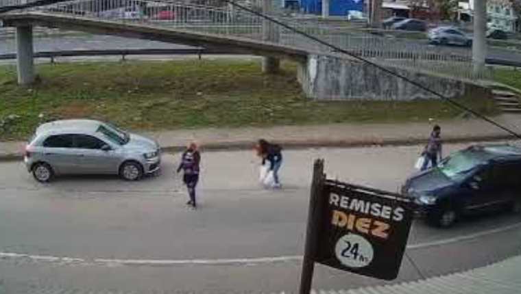Cámaras de seguridad registran el momento que atropellan a una mujer con su bebé en brazos. (Foto Prensa Libre: YouTube/
letras de Garin)