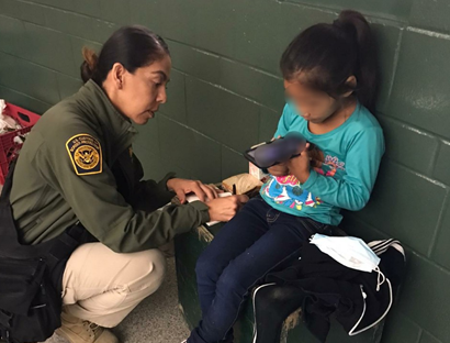Foto de archivo de una agente de la CBP habla con una niña guatemalteca que se llegó a la frontera sur de EE. UU. (Foto Prensa Libre: CBP)
