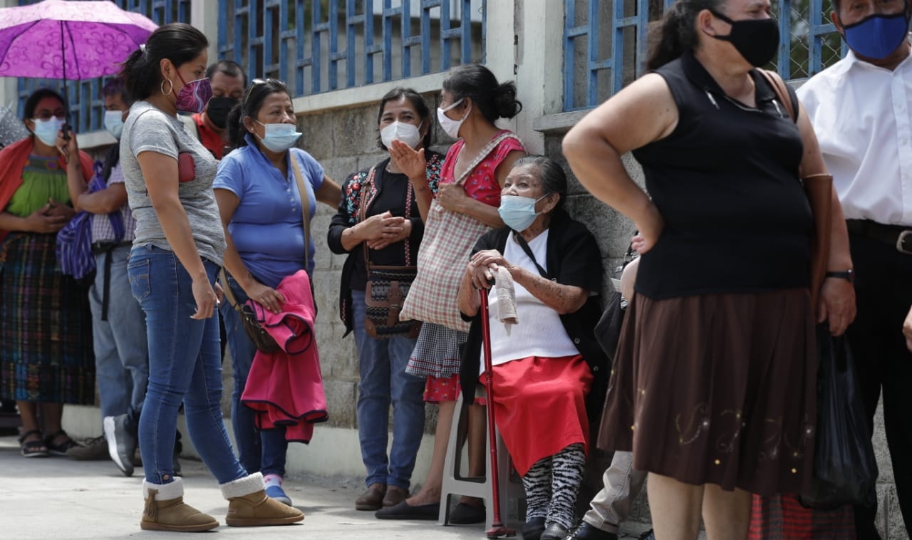 Pobladores hacen largas filas para vacunarse en el CUM. (Foto Prensa Libre: Esbin García)