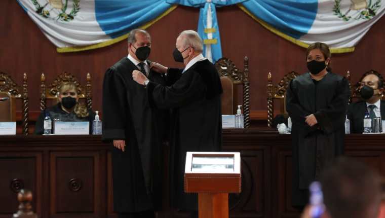 Vásquez y Paniagua, durante la ceremonia de toma de posesión en la CC. (Foto Prensa Libre: Érick Ávila)
