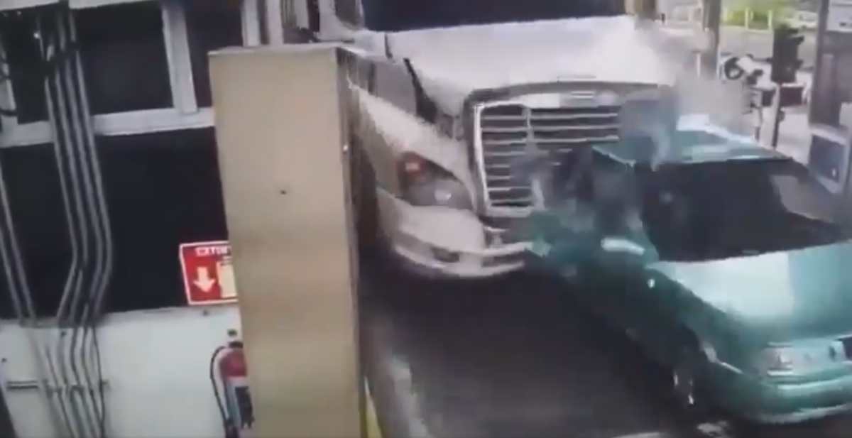 Revelan más videos del brutal accidente de un tráiler que embistió a siete vehículos y dejó varios muertos