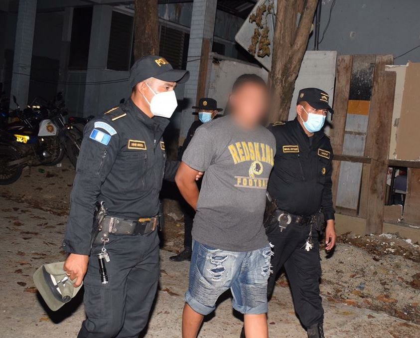 Agentes de la PNC capturan a Diego Alexis Alvarado Girón, de 25 años, por el delito de asesinato, pues se le señala de la muerte de una joven de 18 años, ocurrida en Zacapa en 2020. (Foto Prensa Libre: PNC)
