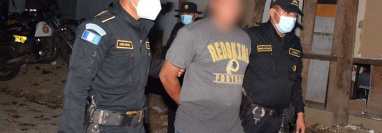 Agentes de la PNC capturan a Diego Alexis Alvarado Girón, de 25 años, por el delito de asesinato, pues se le señala de la muerte de una joven de 18 años, ocurrida en Zacapa en 2020. (Foto Prensa Libre: PNC)