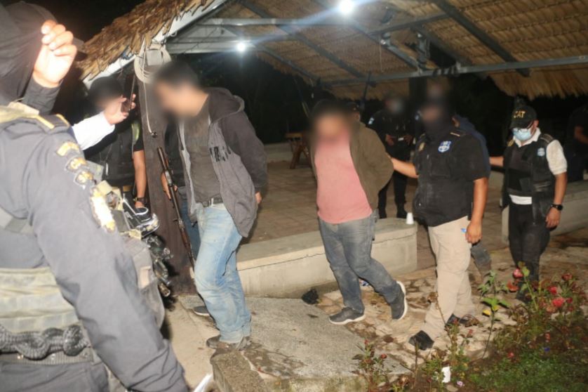 Cuatro personas capturadas por agentes CAT de la PNC, luego de allanamiento en Camotán, donde se registró un enfrentamiento armado. (Foto Prensa Libre: PNC)
